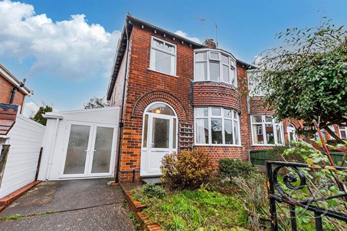 3 Bedroom Semi-Detached House For Sale In Norbury Drive, Mansfield, NG18