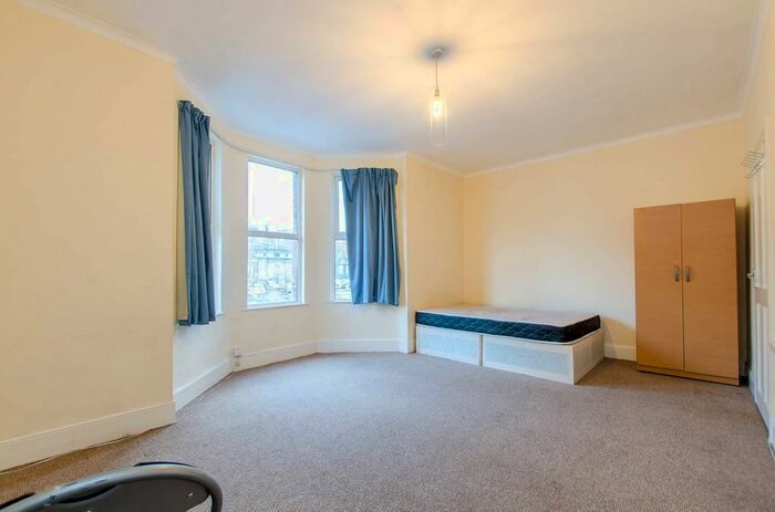 2 Bedroom Property To Rent In Venetian Road, Camberwell, London, SE5