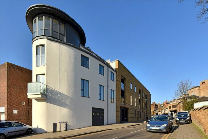 2 Bedroom Flat To Rent In Centric, Acre Passage, Windsor, Berkshire, SL4