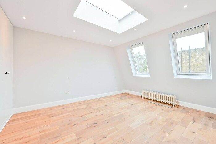 2 Bedroom Flat To Rent In Caxton Road, Shepherd's Bush, London, W12