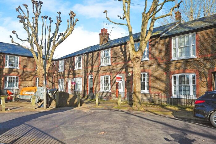 2 Bedroom Flat For Sale In Reform Street, London, SW11