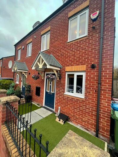 3 Bedroom Semi-detached House To Rent In Hexagon Close, Manchester, M9