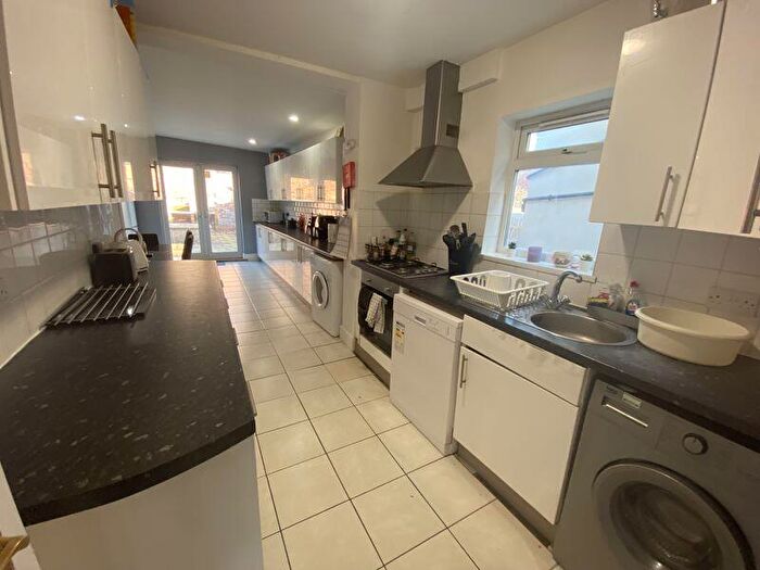 6 Bedroom House Of Multiple Occupation To Rent In Church Grove, Nottingham, NG7