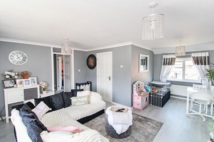 3 Bedroom Maisonette For Sale In Hyperion Court, Bewbush, Crawley, West Sussex., RH11