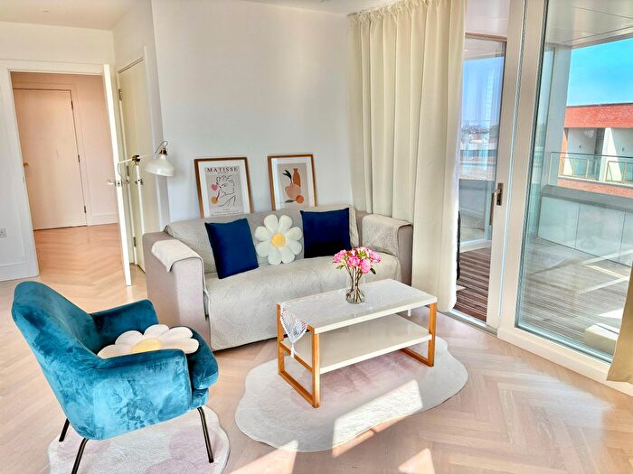 2 Bedroom Flat To Rent In Flat, Jewel House, Sterling Way, London, N7