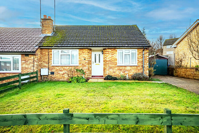 2 Bedroom Bungalow For Sale In Lawn Avenue, Kimpton, Hitchin, Hertfordshire, SG4