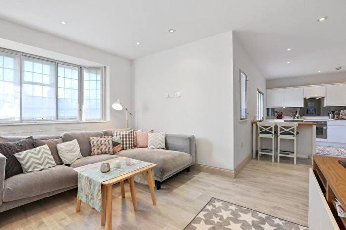 3 Bedroom Apartment To Rent In Ossulton Way, London, N2