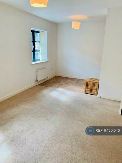 1 Bedroom Flat To Rent In Kinderlee Way, Chisworth, Glossop, SK13