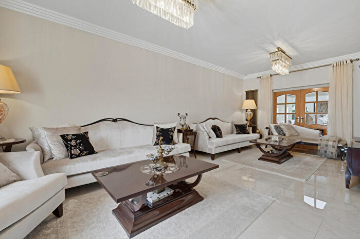 5 Bedroom Terraced House For Sale In Cranley Drive, Newbury Park, IG2