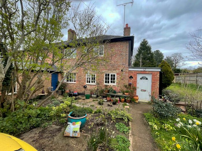 1 Bedroom Flat To Rent In Roman Road, Wychford, CV36