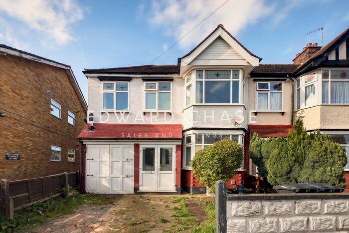 4 Bedroom Semi-Detached House To Rent In Chadwell Avenue, Romford, RM6