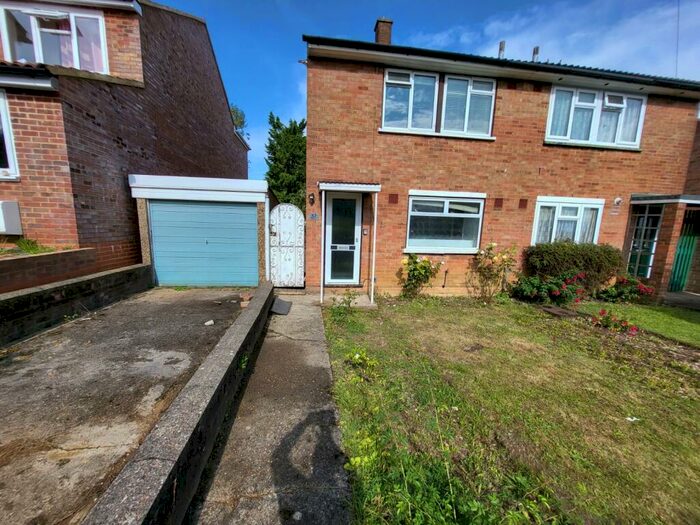 3 Bedroom Semi-Detached House To Rent In Luton, LU2
