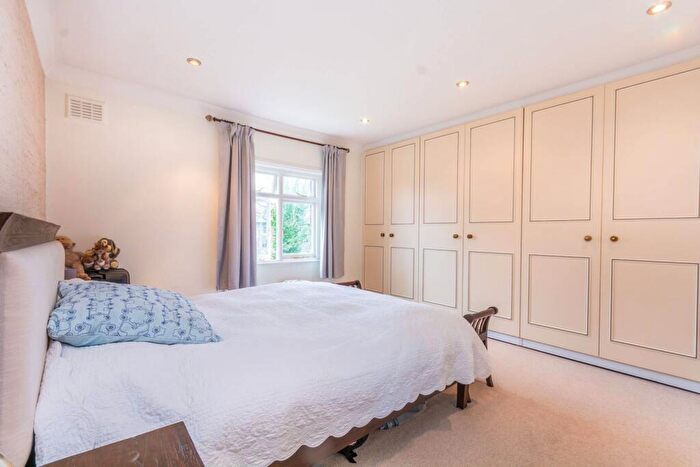 2 Bedroom Flat To Rent In Clifton Hill, St John's Wood, London, NW8