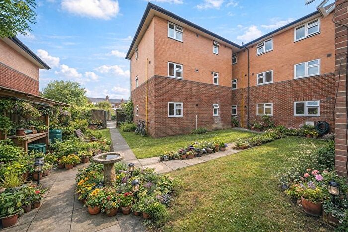 1 Bedroom Flat For Sale In Leon Close, Oxford, OX4