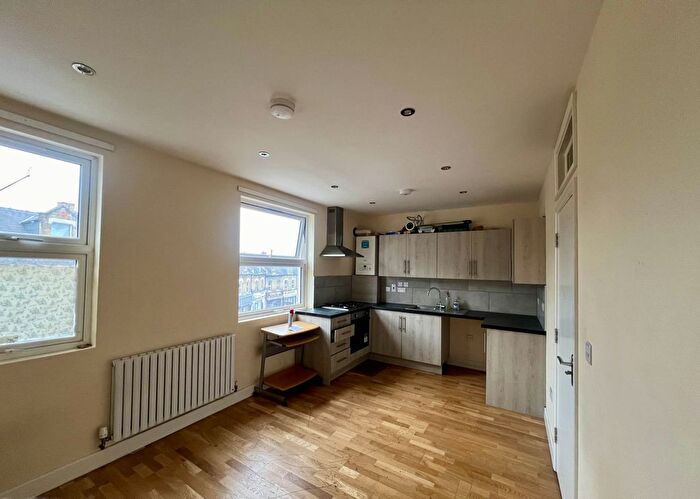 2 Bedroom Flat To Rent In Hoe Street, Walthamstow, E17