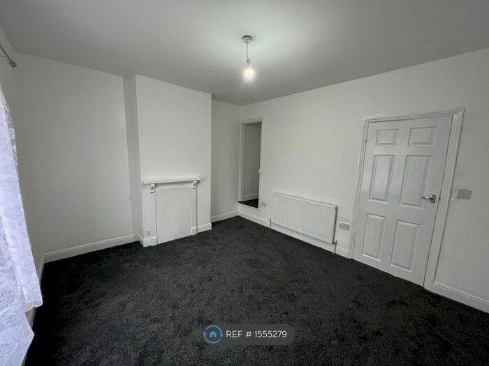 3 Bedroom Semi-Detached House To Rent In Holliers Walk, Hinckley, LE10