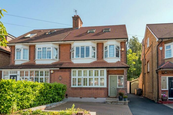 4 Bedroom Semi-Detached House To Rent In Chanctonbury Way, Woodside Park, N12