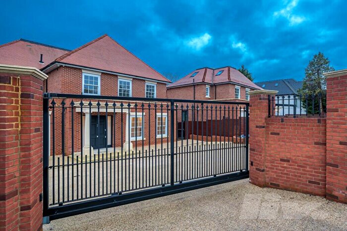 5 Bedroom House To Rent In Barnet Road, Arkley, EN5