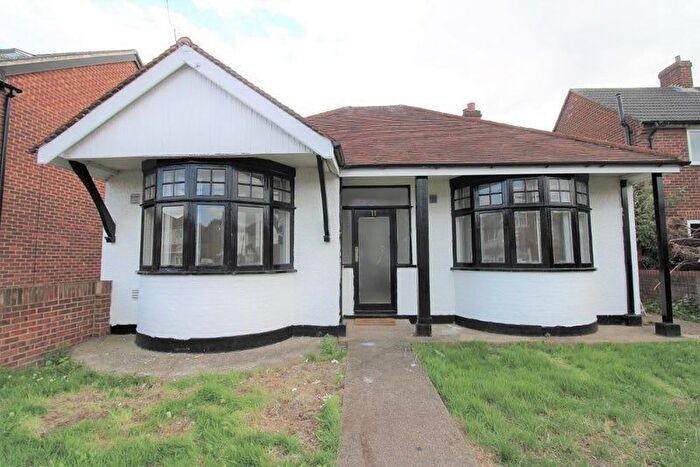 3 Bedroom Detached Bungalow To Rent In Doghurst Avenue, Hayes, UB3