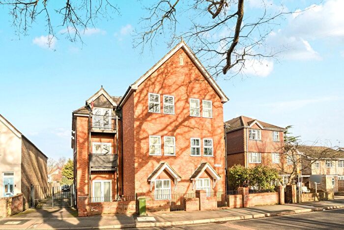 2 Bedroom Flat To Rent In Claremont Road, West Byfleet, KT14