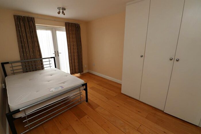 Flat To Rent In Fernbrook Drive, Harrow, HA2