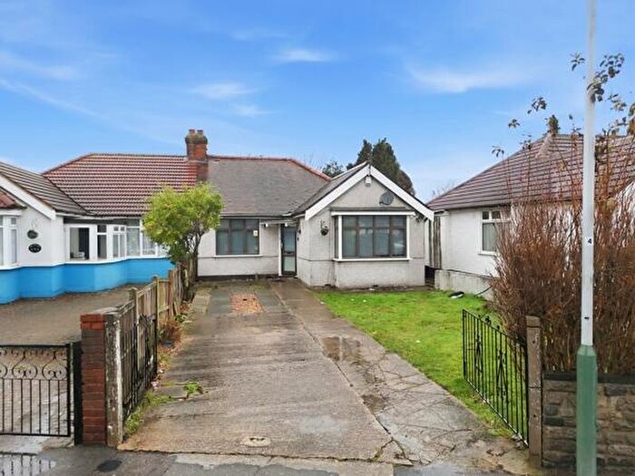 3 Bedroom Bungalow For Sale In Spring Gardens, Romford, RM7