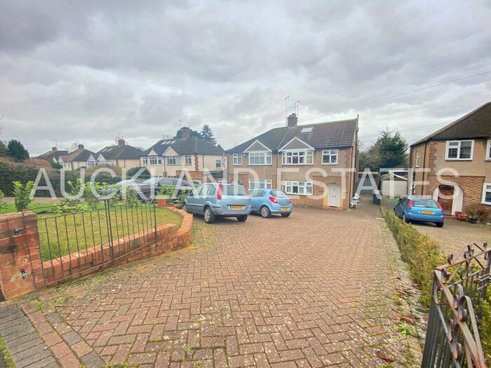 4 Bedroom Semi-Detached House To Rent In Brackendale, Potters Bar, EN6