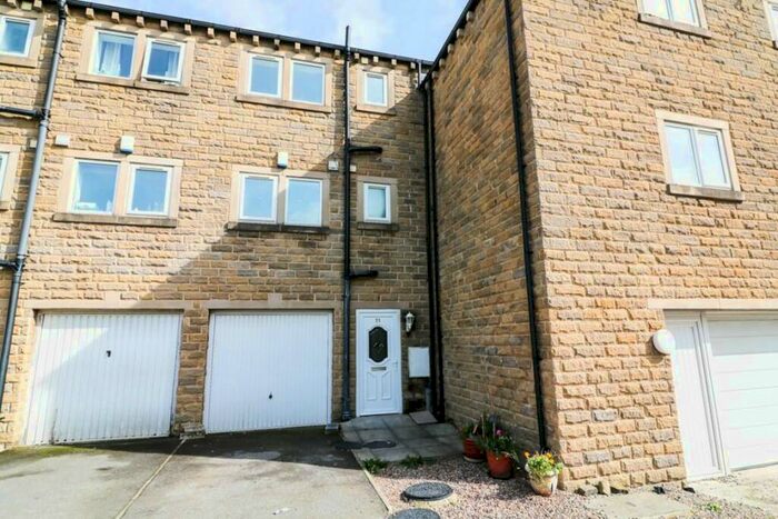 3 Bedroom House To Rent In Town House / Bedrooms, Denholme, BD13