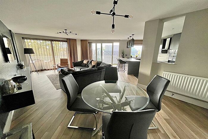 2 Bedroom Flat For Sale In Kensal Drive, Manchester, M20