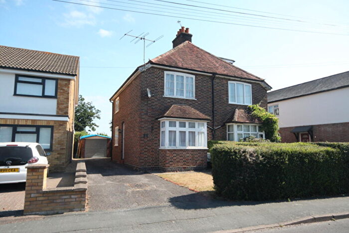 2 Bedroom Semi Detached House For Sale In Knaphill, Woking, GU21