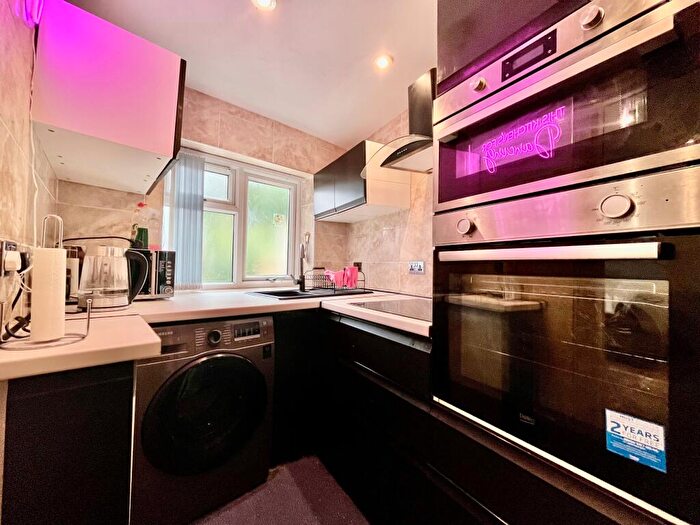 1 Bedroom Flat To Rent In Victoria Road, Leeds, LS6