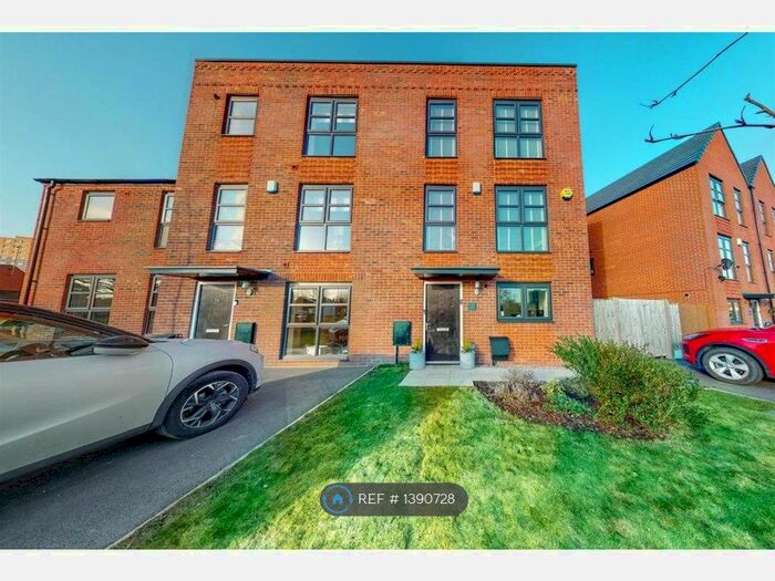 4 Bedroom Semi-Detached House To Rent In Lower Vickers Street, Manchester, M40