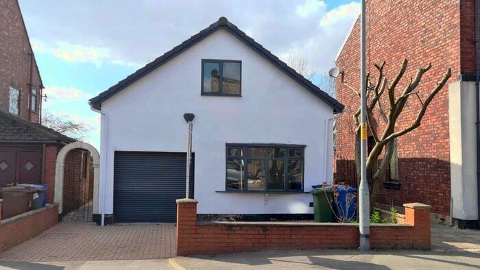 3 Bedroom Bungalow To Rent In Edge Lane, Droylsden, Manchester, Greater Manchester, M43