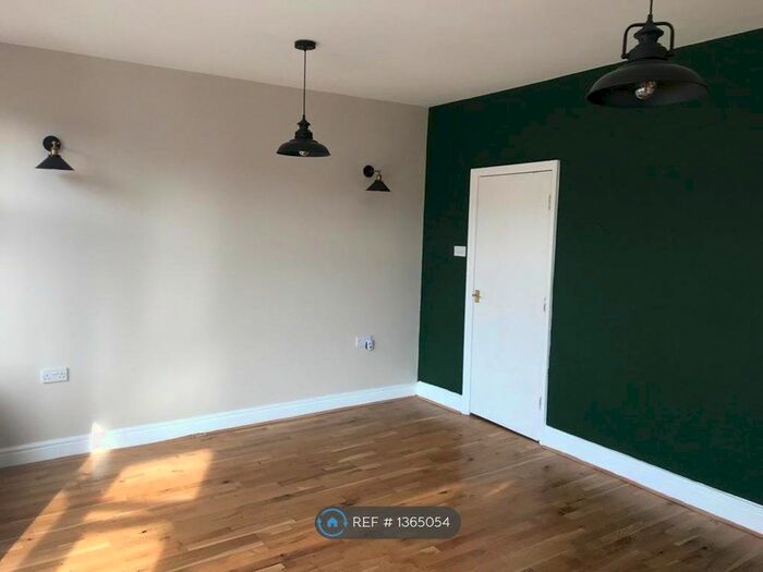 2 Bedroom Flat To Rent In High Street Colliers Wood, London, SW19
