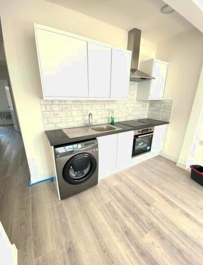 2 Bedroom Flat To Rent In Eastern Avenue, Ilford, Essex, London, IG2