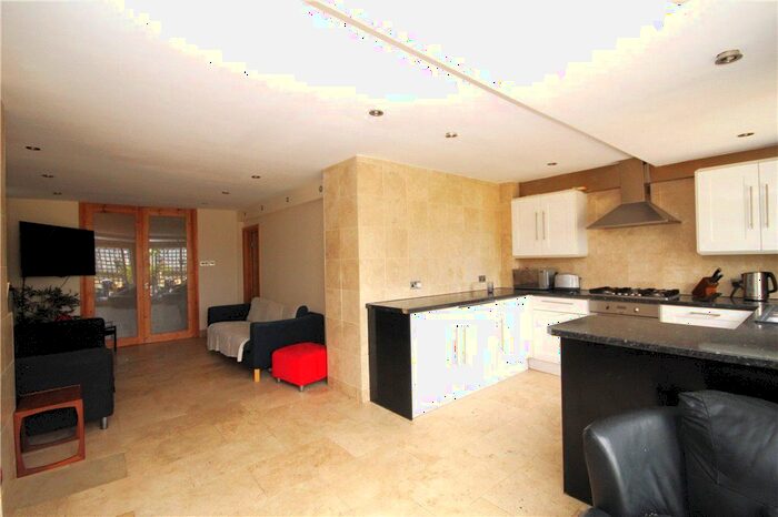 2 Bedroom Maisonette To Rent In Grangecliffe Gardens, London, SE25