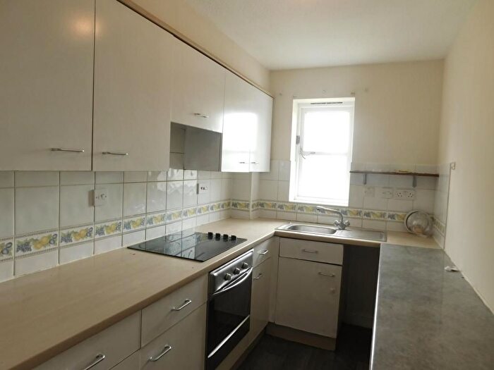 2 Bedroom Flat For Sale In Homefield Close, Hayes, UB4