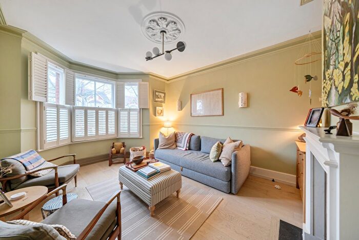 2 Bedroom Flat For Sale In Monument Green, Weybridge, KT13