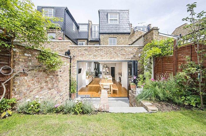 5 Bedroom Flat To Rent In Ravenswood Road, London, SW12
