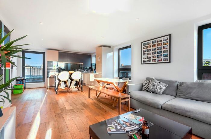 3 Bedroom Flat To Rent In Lilford Road, London, SE5