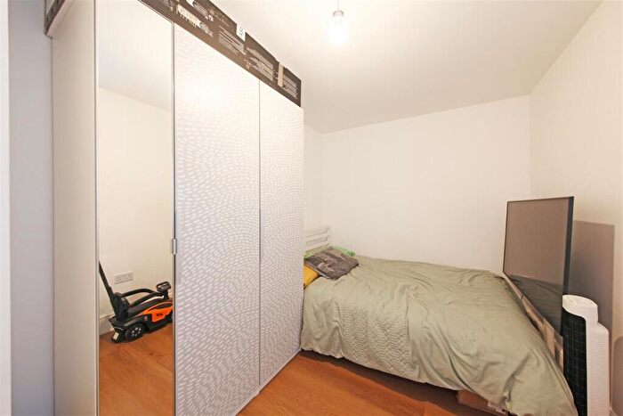 3 Bedroom Flat To Rent In Pine Road, London, NW2