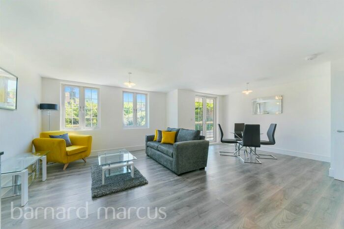 2 Bedroom Flat To Rent In Downsway, Sanderstead, South Croydon CR2