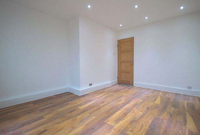4 Bedroom Flat To Rent In , Lough Road, Holloway, N7