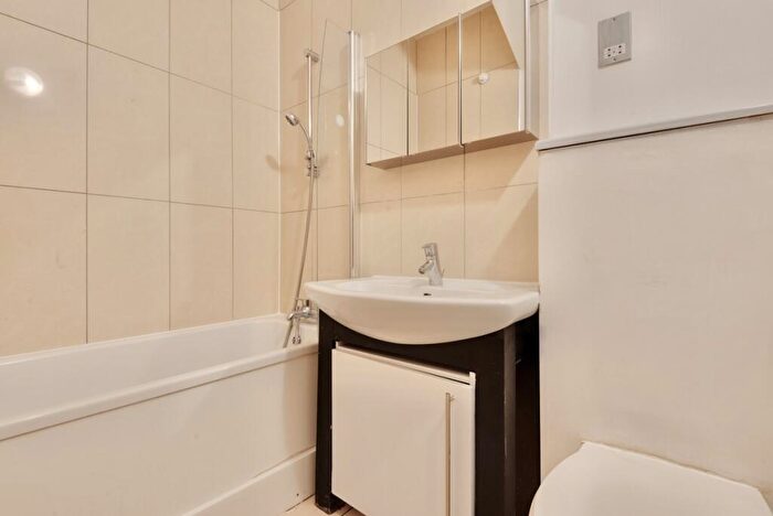 2 Bedroom Apartment To Rent In High Street, Slough, SL1