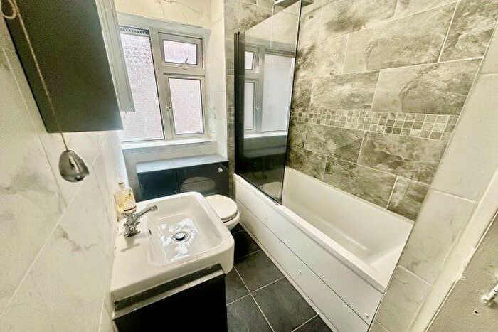 3 Bedroom Flat To Rent In Little Gearies, Ilford, IG6