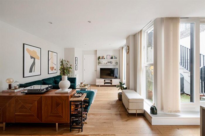 3 Bedroom Flat For Sale In Queensdown Road, Hackney, E5