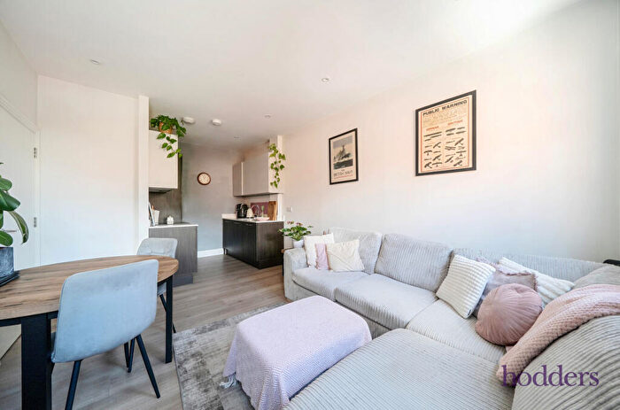 2 Bedroom Apartment For Sale In Chertsey, Surrey, KT16