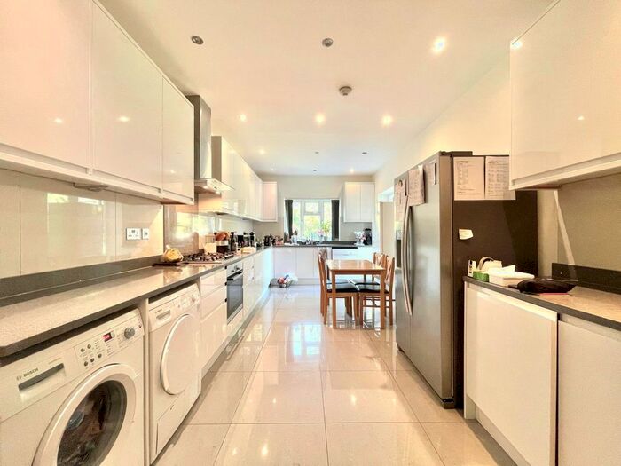 4 Bedroom Detached House To Rent In Chiddingfold, London, N12