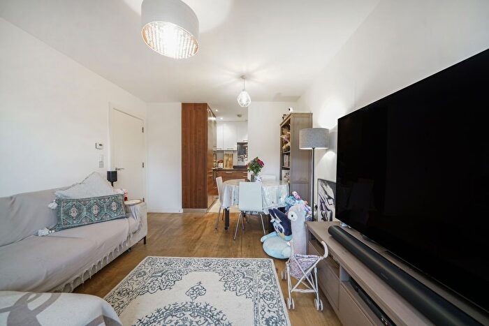 2 Bedroom Flat To Rent In Forge Square, London, E14