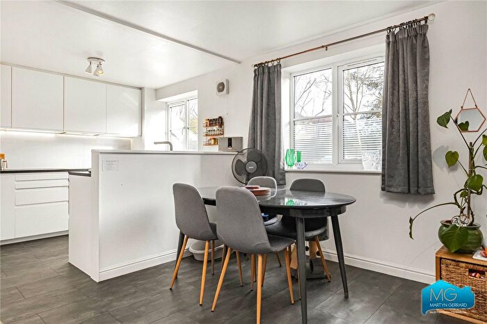 2 Bedroom Flat To Rent In Lucas Gardens, East Finchley, London, N2